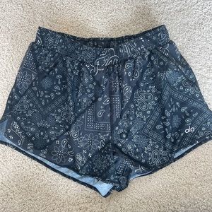 Alo Stride Shorts - Bandana print